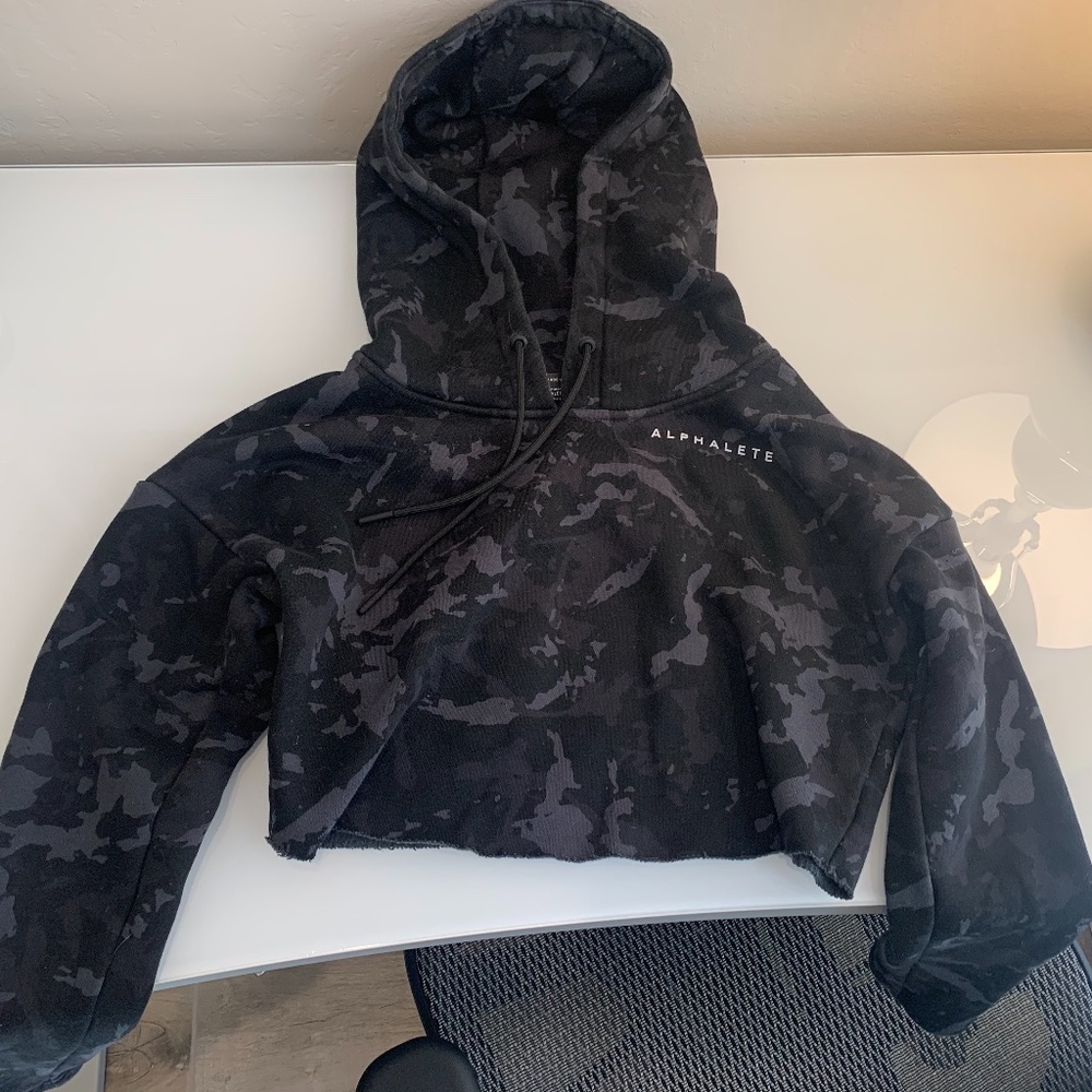 Alphalete Cropped Black Camo Hoodie